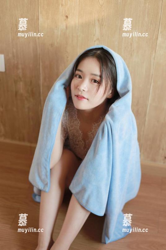“Bambi(밤비)”浴缸私拍作品：水面映照的优雅与内心的宁静