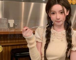 Feilin嗲囡囡 – 走进施忆佳KITTY的秘密世界：探索她作品背后的故事和情感