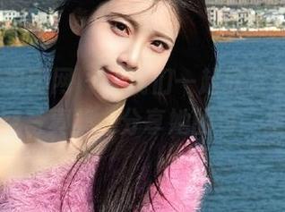 GIRLT果团网 – 让我们一起欣赏蜜桃Q妹儿的镂空写真集，分享她的每一缕风情！