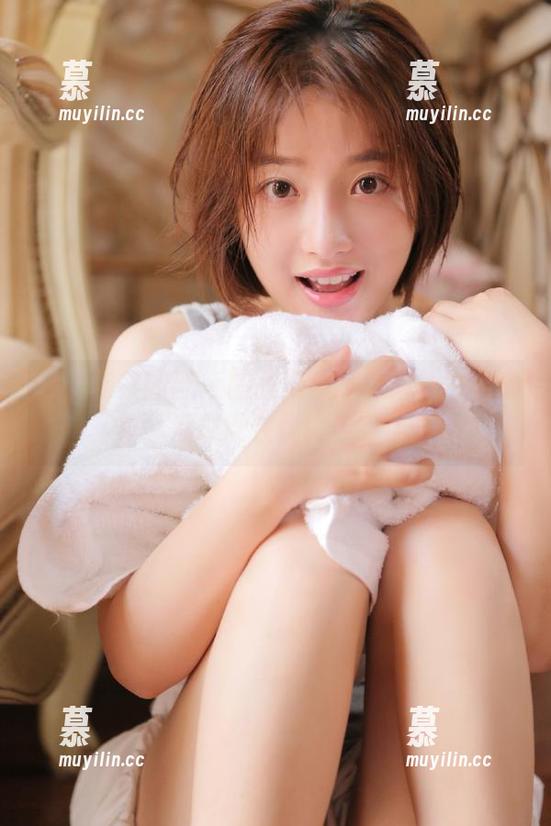 GIRLT果团网-陈雅漫 GIRLT果团网 - 陈雅漫演绎白裙私拍写真,展现女性优雅与自信