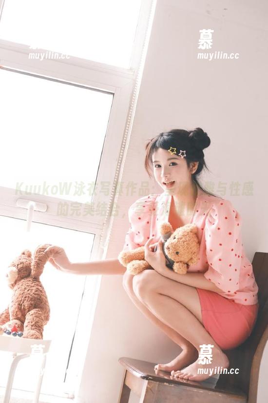 KuukoW泳衣写真作品：呈现优雅与性感的完美结合，享受海滩时光