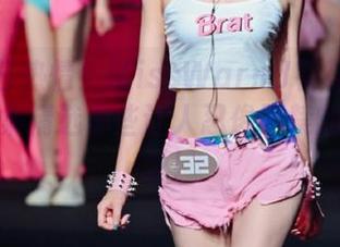 点燃夏日热情！MissWarmJ花花公子双人组图集精选那些让人忍俊不禁的滑稽造型！