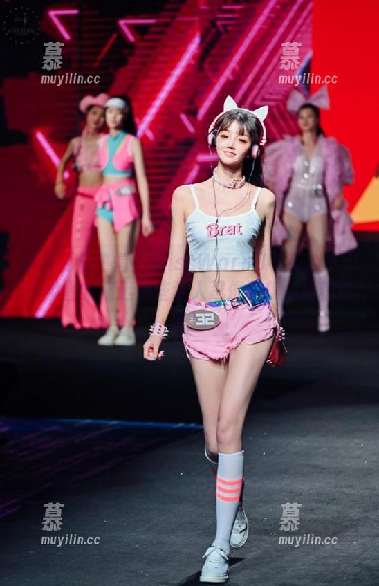 MissWarmJ 点燃夏日热情!MissWarmJ花花公子双人组图集精选那些让人忍俊不禁的滑稽造型!