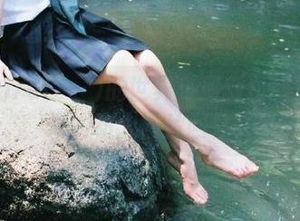 走进Sira(시라)的世界：最新白裙写真带来的动人照片回忆！