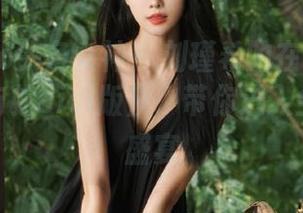 TouTiao头条女神 – 刘瑾希的在线作品《御姐花与蛇cici版》，带你进入全新视觉盛宴