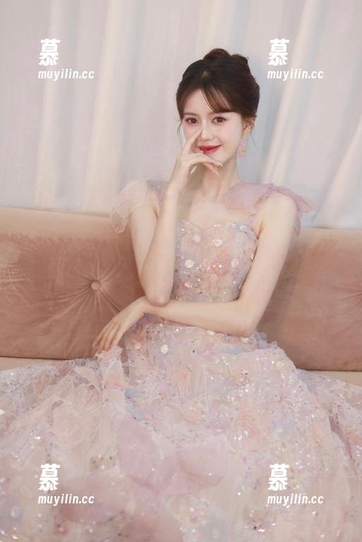 UGirls尤果网 - 探秘李唯一的时尚世界：连体衣套图无圣光效果