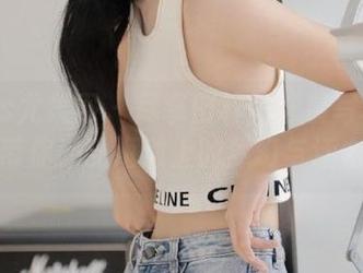 UGirls尤果网 – 尽享田梓茵泳装写真套图，带你感受海滩上的梦幻与活力！
