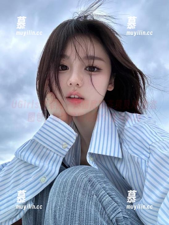 UGirls尤果网 - 尽情欣赏齐贝贝JK全套图包，细腻展现她的个性与风格