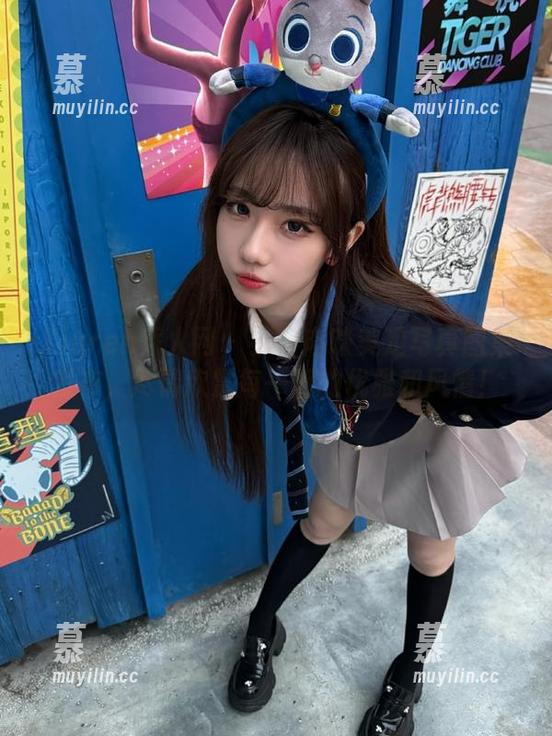 Xiuren秀人网 - 小肉肉咪美足写真图集发布，尽情欣赏每一帧的优雅和风情！