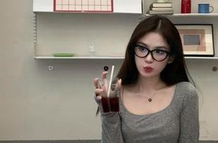 Xiuren秀人网 – 最新写真集曝光，感受小蛮妖_honey透视灰丝之美的独特魅力