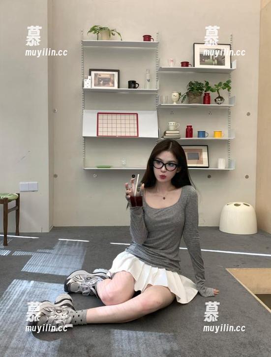Xiuren秀人网 - 最新写真集曝光，感受小蛮妖_honey透视灰丝之美的独特魅力