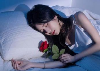 Xiuren秀人网 – 不容错过的最新月音瞳温柔写真合集，尽显她优雅气质