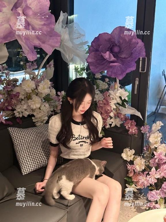 Xiuren秀人网 - 当林文文化身秘书，白衬衫与美图相遇，套图瞬间引爆整个朋友圈！