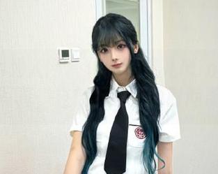 Xiuren秀人网 – 体验梦灵儿Mini学妹全套写真，立刻下载引领时尚潮流