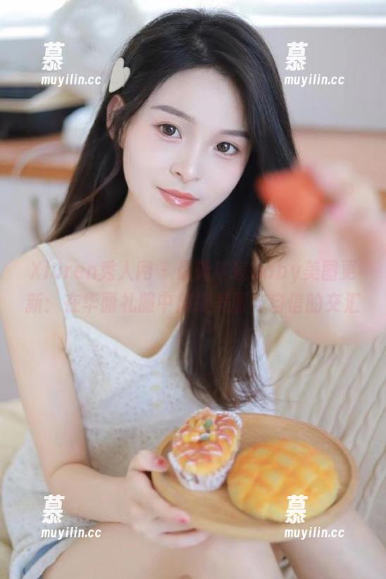 Xiuren秀人网 - 最新瑶瑶baby美图更新：在华丽礼服中捕捉美丽与自信的交汇