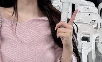 Xiuren秀人网 – 可爱绮里嘉Carina的白丝写真资源，带你沉浸在她的清新世界中！