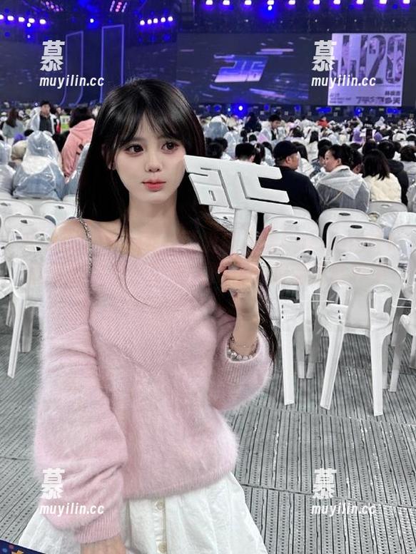 Xiuren秀人网 - 可爱绮里嘉Carina的白丝写真资源，带你沉浸在她的清新世界中！