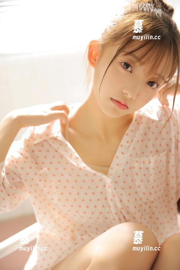 Xiuren秀人网 - 校服写真在线欣赏，跟随美七Mia感受校园时光的美好回忆