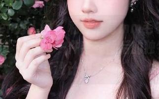 Xiuren秀人网 – 私房草莓mm毛衣图包热销中，感受每一件毛衣背后的独特故事与设计理念！