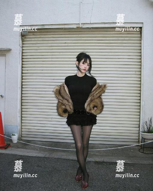 Xiuren秀人网 - 夏日的瞬间定格：谭小灵的写真原图带来的感动与回忆
