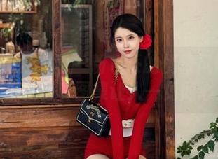 Xiuren秀人网 – 粉色系的优雅风情：金小依写真图集让人一见倾心