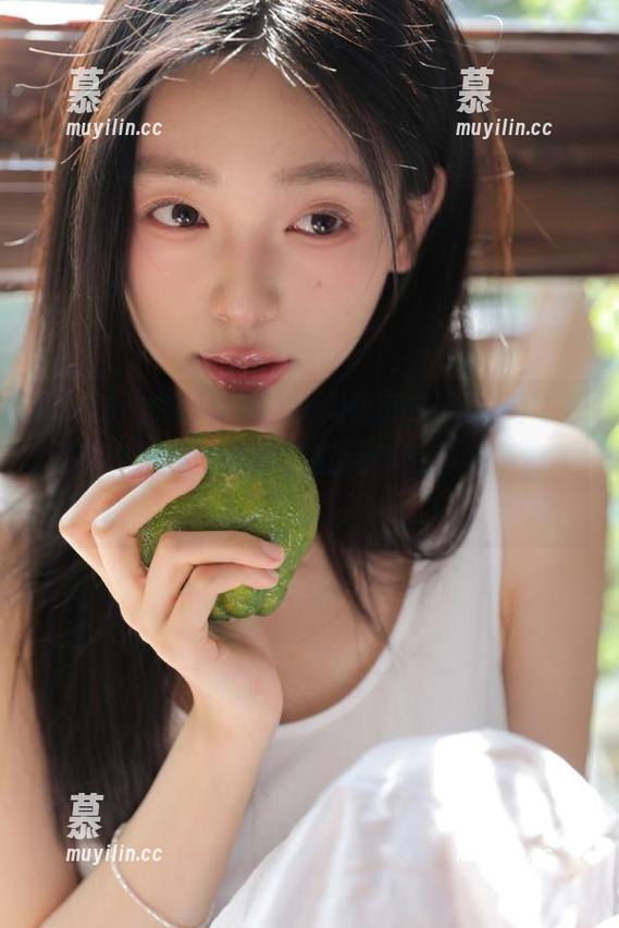 YouMi尤蜜荟-周思乔Betty YouMi尤蜜荟 - 少女周思乔Betty的写真集在线发布,原图捕捉无邪笑容与青春瞬间