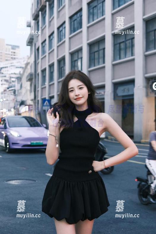 “ZinieQ泳池”COS套图，尽显清新与性感的完美融合