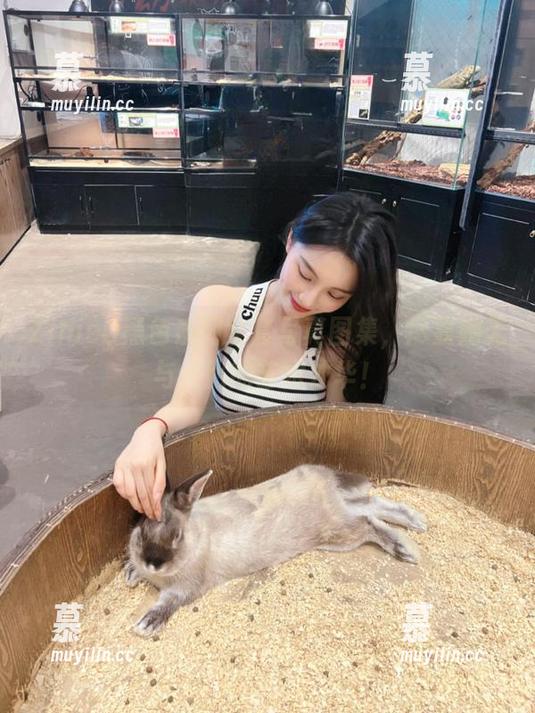 ZinieQ ZinieQ黑色系列全套写真图集,尽显她无与伦比的艺术才华!