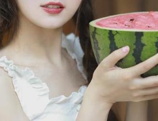 beautyleg – 融合时尚与艺术，Lorraine的美足写真作品引人注目