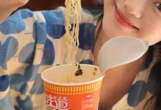 beautyleg – 立即下载Queena自拍图包，拥有这个独特的视觉盛宴，尽享时尚与青春的结合！