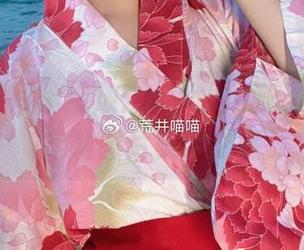 在泳池中尽情绽放：nyako喵子大魔王的定制图片美学之旅
