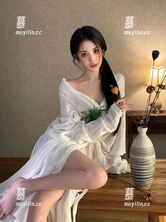 丽柜-可馨 丽柜 - 收集可馨皮衣线上资源,展现她的独特风格,让你一见倾心