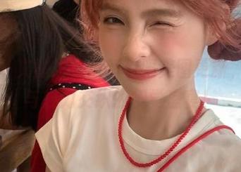 丽柜 – 文静发布全新制服美图更新，青春与魅力交织的视觉盛宴！