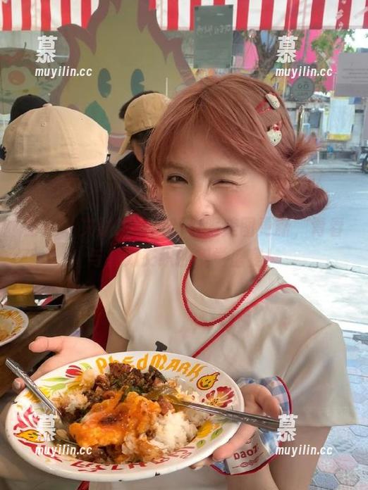 丽柜-文静 丽柜 - 文静发布全新制服美图更新,青春与魅力交织的视觉盛宴!