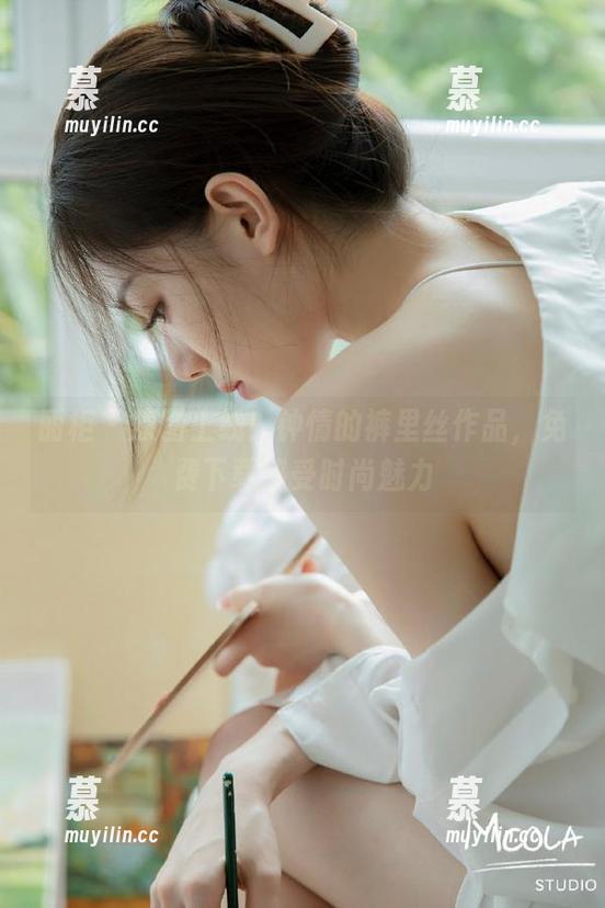 丽柜-钟情 丽柜 - 原图上线!钟情的裤里丝作品,免费下载感受时尚魅力
