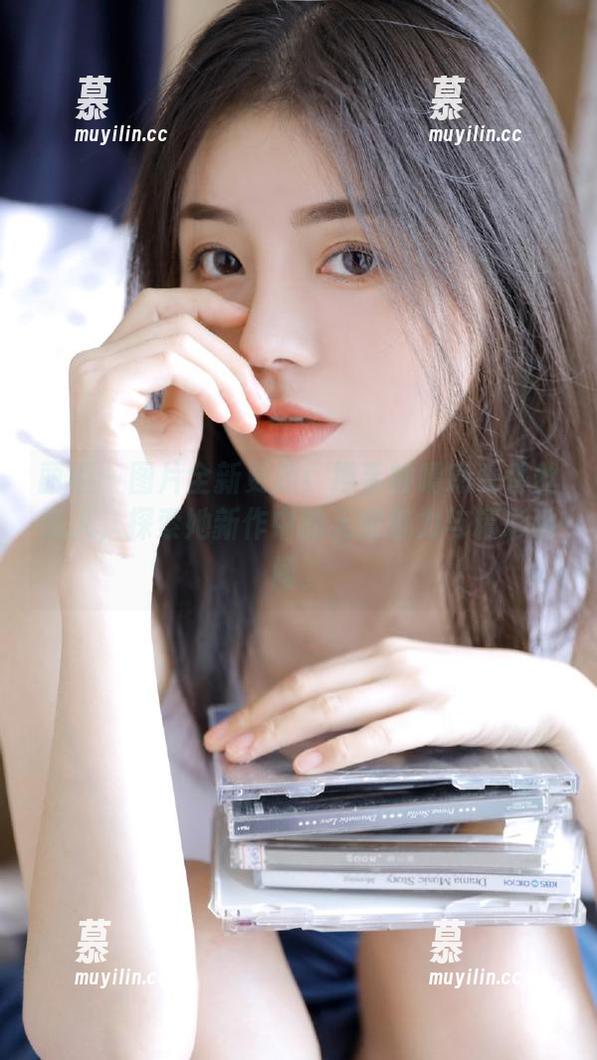 丽柜-钟晴 丽柜 - 图片全新更新:携手钟晴感受香丝丽人,探索她新作中的无穷魅力与精彩瞬间。