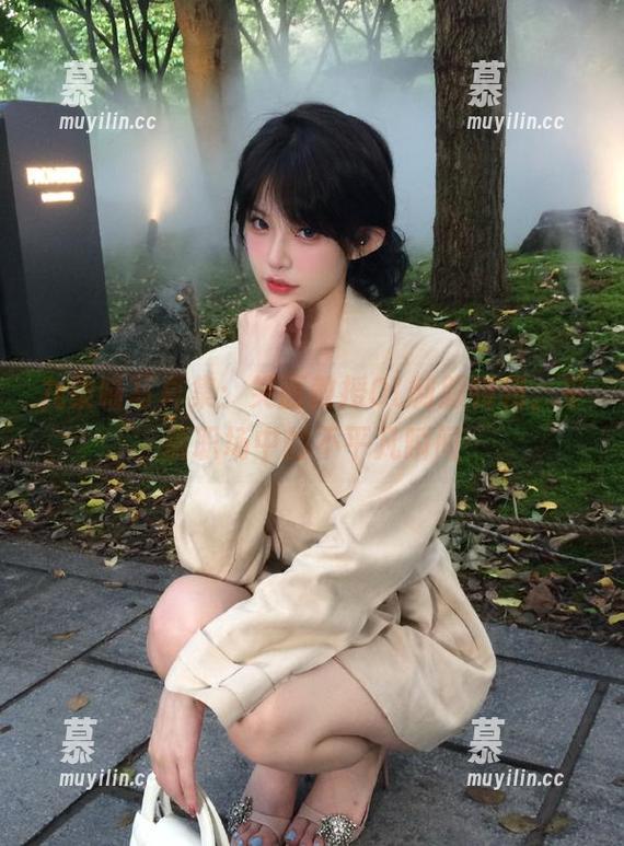 九柒喵 九柒喵写真集:笑面教授OL制服特辑,平庸职场中的不平凡瞬间