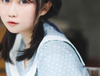 与“依依超级懒”一起体验定制旗袍图集，感受艺术与传统的碰撞