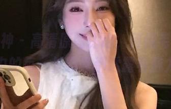 克拉女神 – 高清原图评论，何悦毛衣写真中的每一处细节都透露着魅力