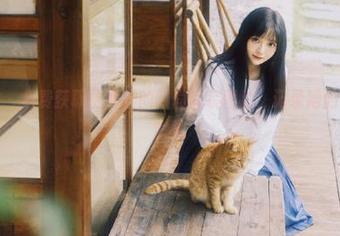 克拉女神 – 免费获取依娜丝的时尚套装图片，记录她的独特魅力时刻