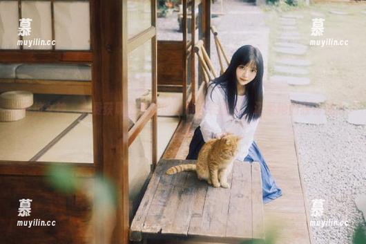 克拉女神 - 免费获取依娜丝的时尚套装图片，记录她的独特魅力时刻
