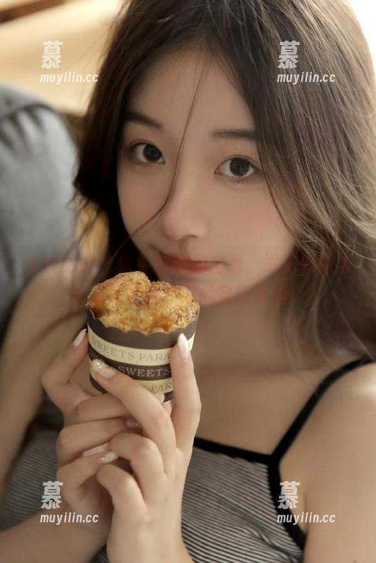 克拉女神-妮子 克拉女神 - 以牛仔裤为主题,妮子原图与图集共享她的时尚穿搭灵感!