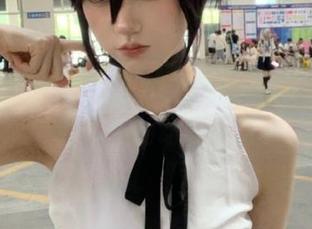 迷醉于兔玩映画的图包，欣赏凳子上的裸腿写真的动人瞬间