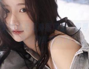 在凉凉子的裸足写真图册里，探寻那些被遗忘的纯真瞬间