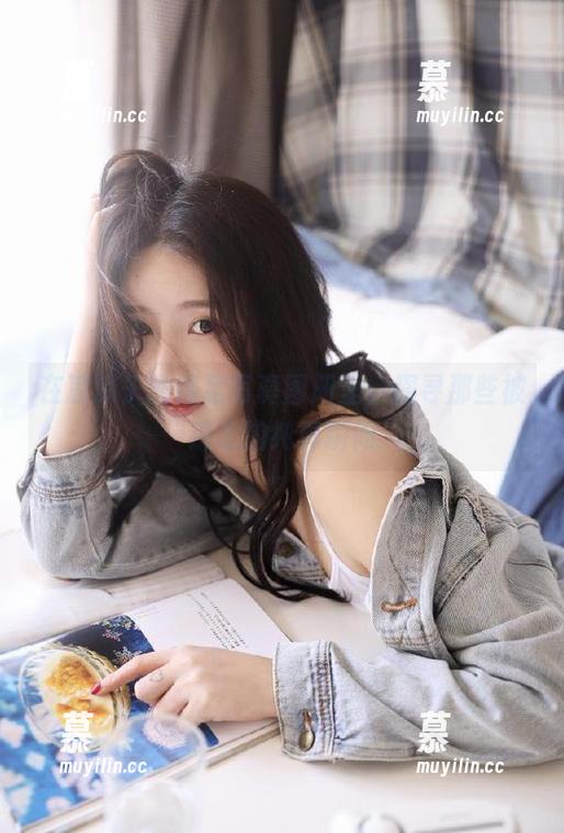 凉凉子 在凉凉子的裸足写真图册里,探寻那些被遗忘的纯真瞬间