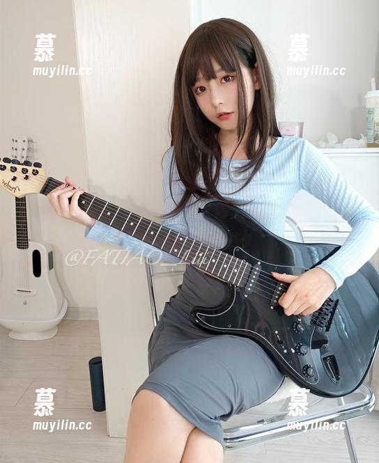 免费下载发条少女yoki皮衣写真原图，展现你的时尚态度！