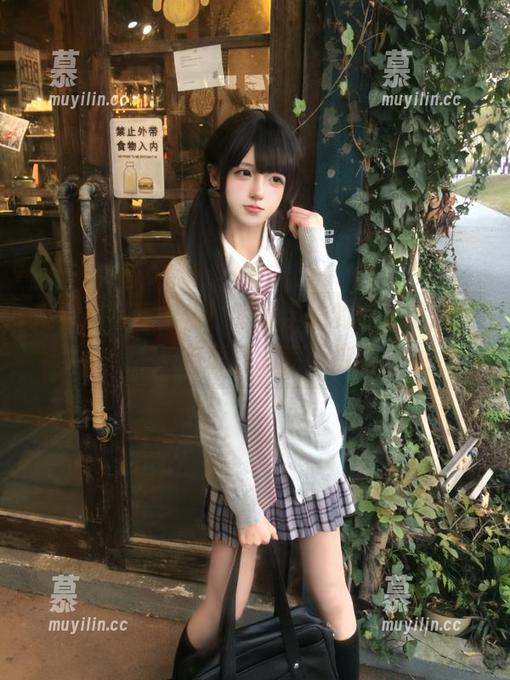 喵写真 高清喵写真聚焦!眼镜学妹的丝足诱惑,潮流与萌感的完美结合
