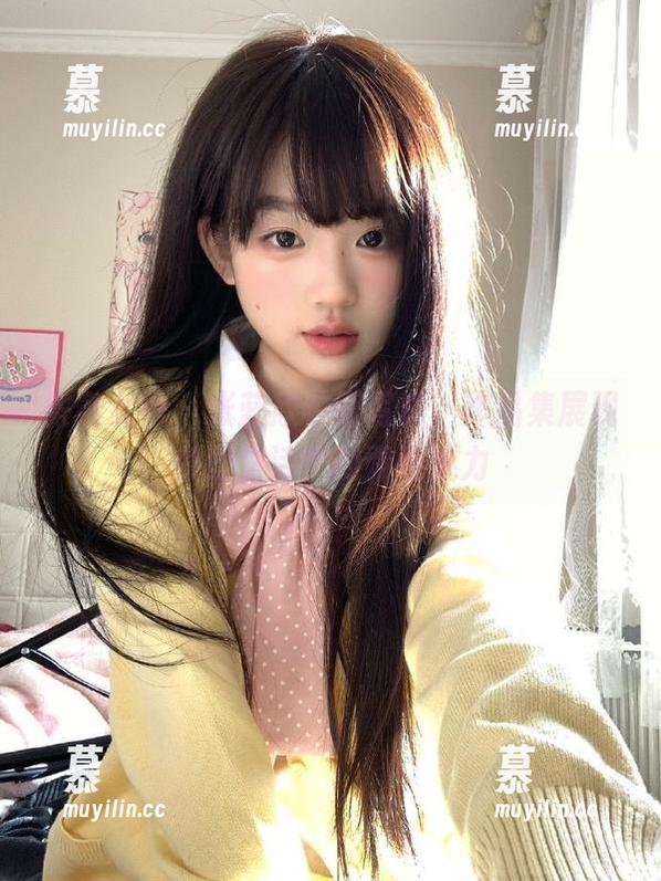头条女神-张蓝欣 头条女神 - 张蓝欣校服写真,作品集展现校园生活中的青春魅力