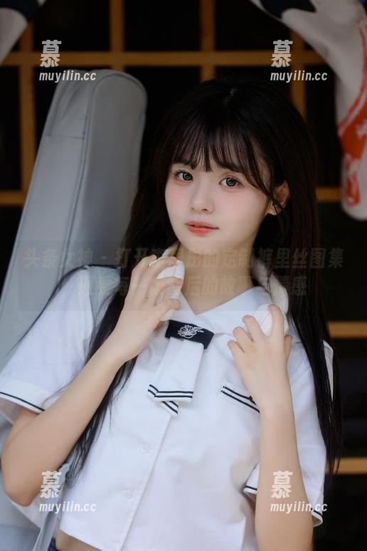 头条女神-李思彤 头条女神 - 打开李思彤的定制裤里丝图集,感受每一帧背后的故事与情感