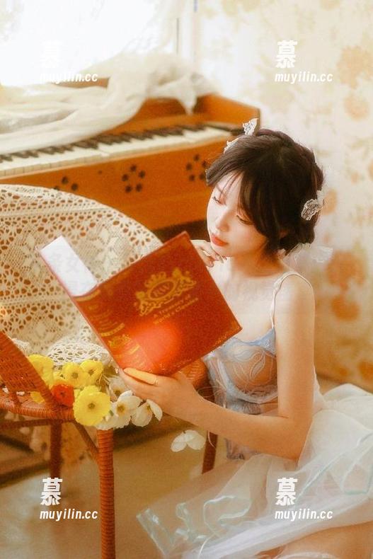 头条女神-果儿Victoria 头条女神 - 果儿Victoria灰丝图集:沉浸在美丽写真资源中的视觉盛宴